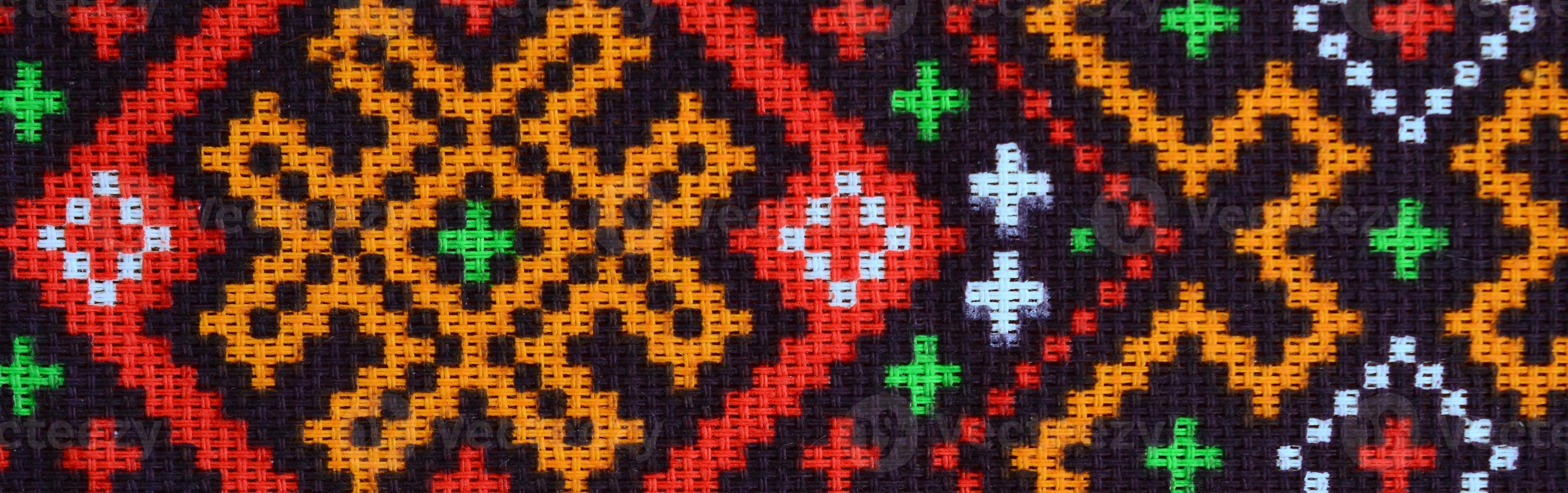 traditionell ukrainska folk konst stickat broderi mönster på textil- tyg foto