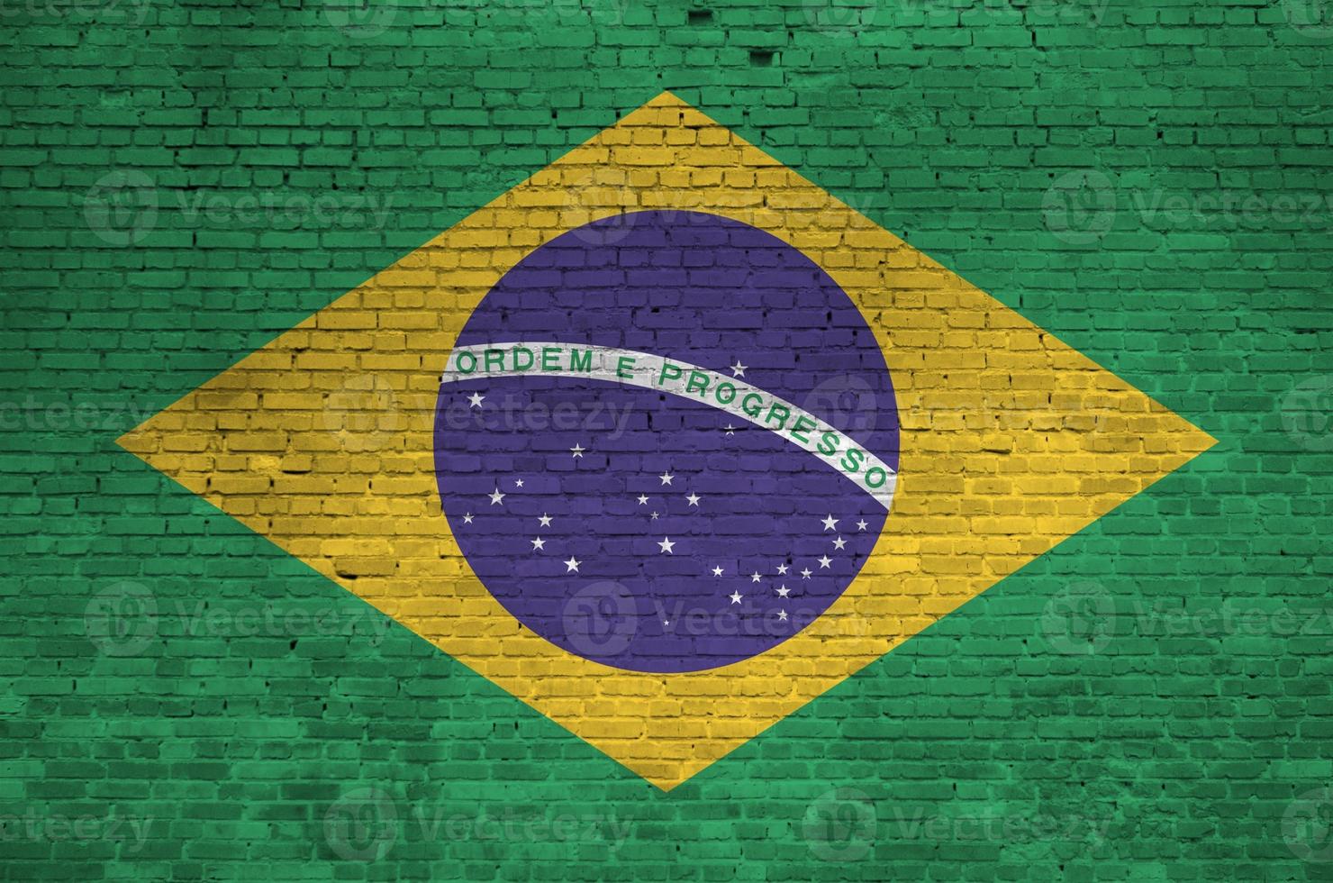 Brasilien flagga avbildad i måla färger på gammal tegel vägg. texturerad baner på stor tegel vägg murverk bakgrund foto