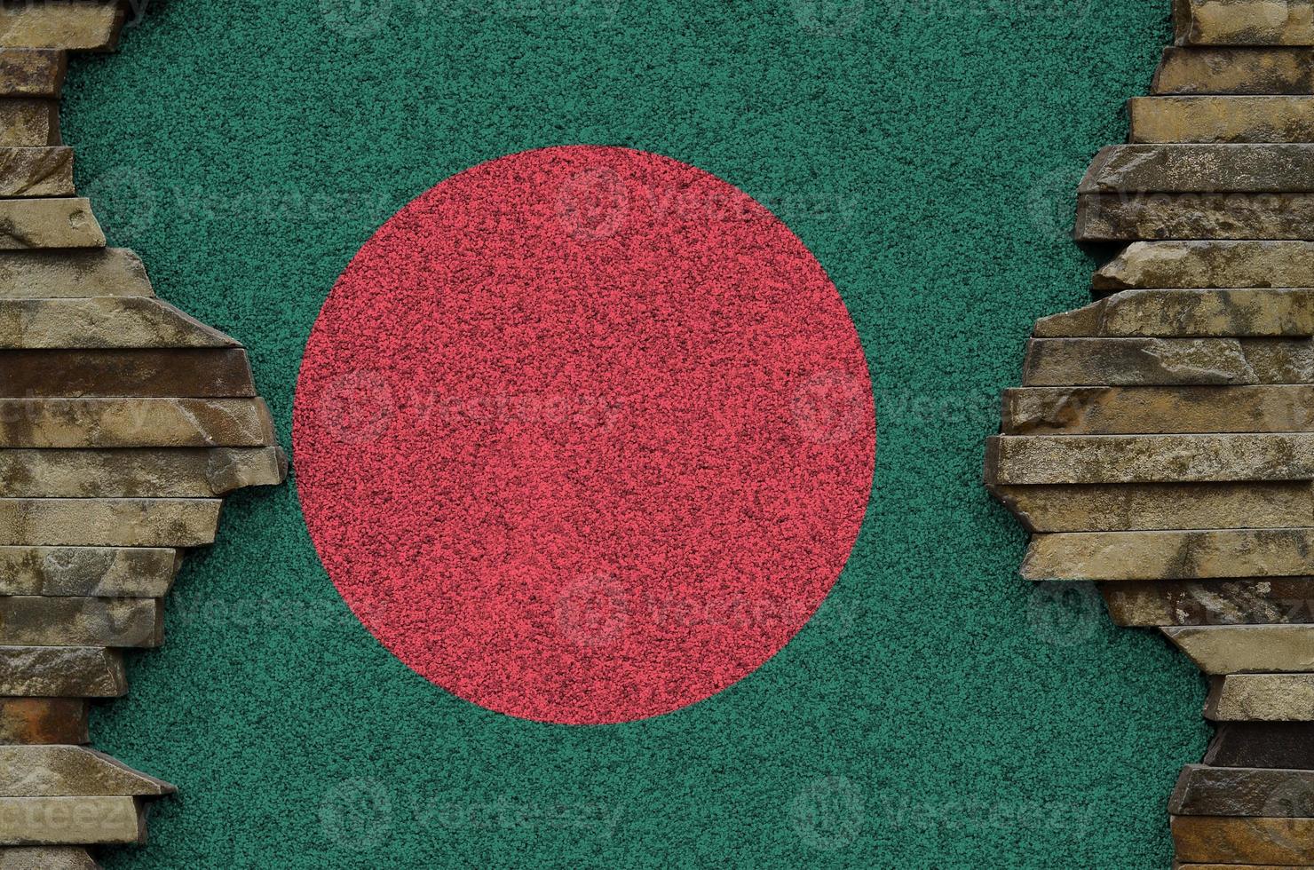 bangladesh flagga avbildad i måla färger på gammal sten vägg närbild. texturerad baner på sten vägg bakgrund foto