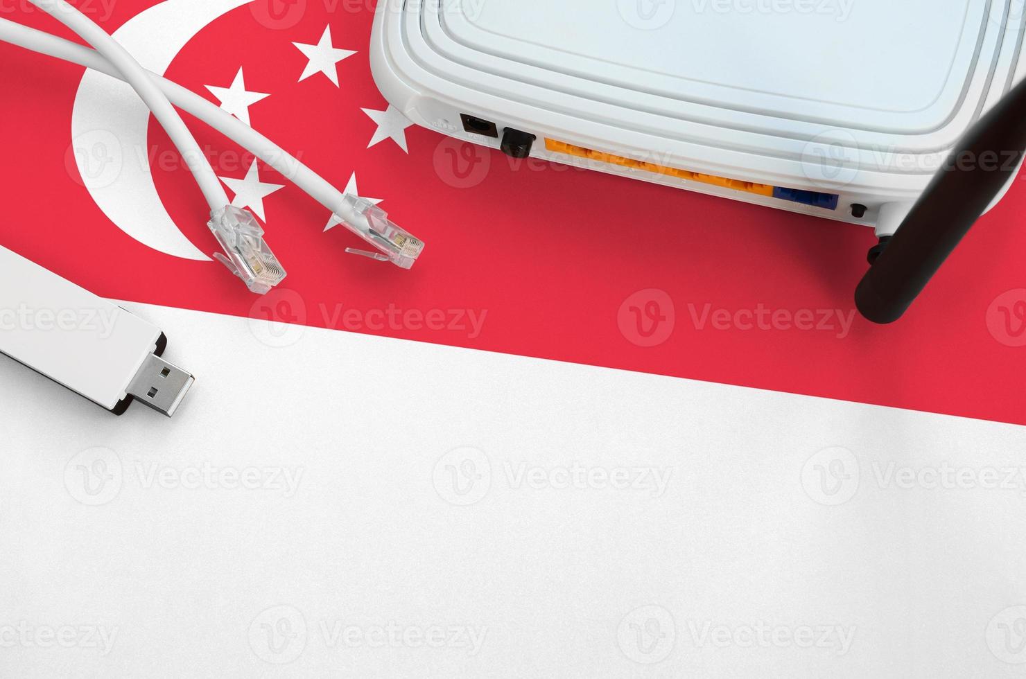 singapore flagga avbildad på tabell med internet rj45 kabel, trådlös uSB wiFi adapter och router. internet förbindelse begrepp foto