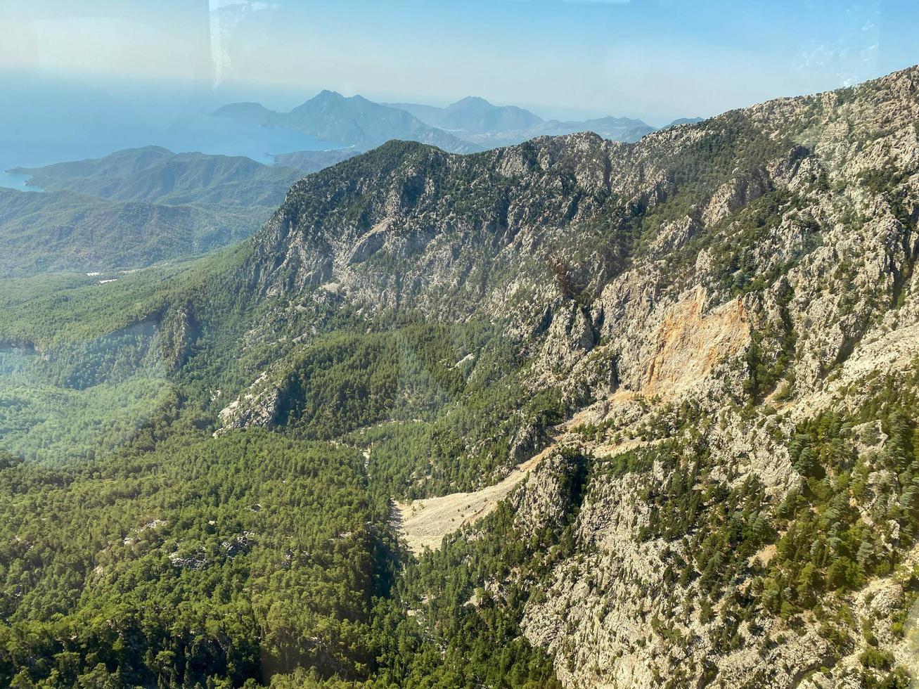 hög berg panorama Drönare flyga ovan de bergen i sommar. antenn se ovan i de karpater bergen och ängar foto