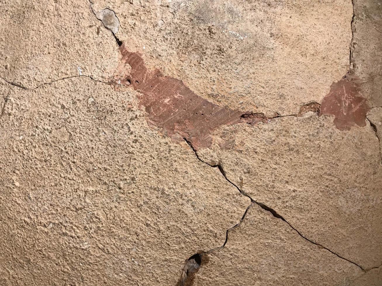 textur av de gammal stuck vägg med sprickor foto