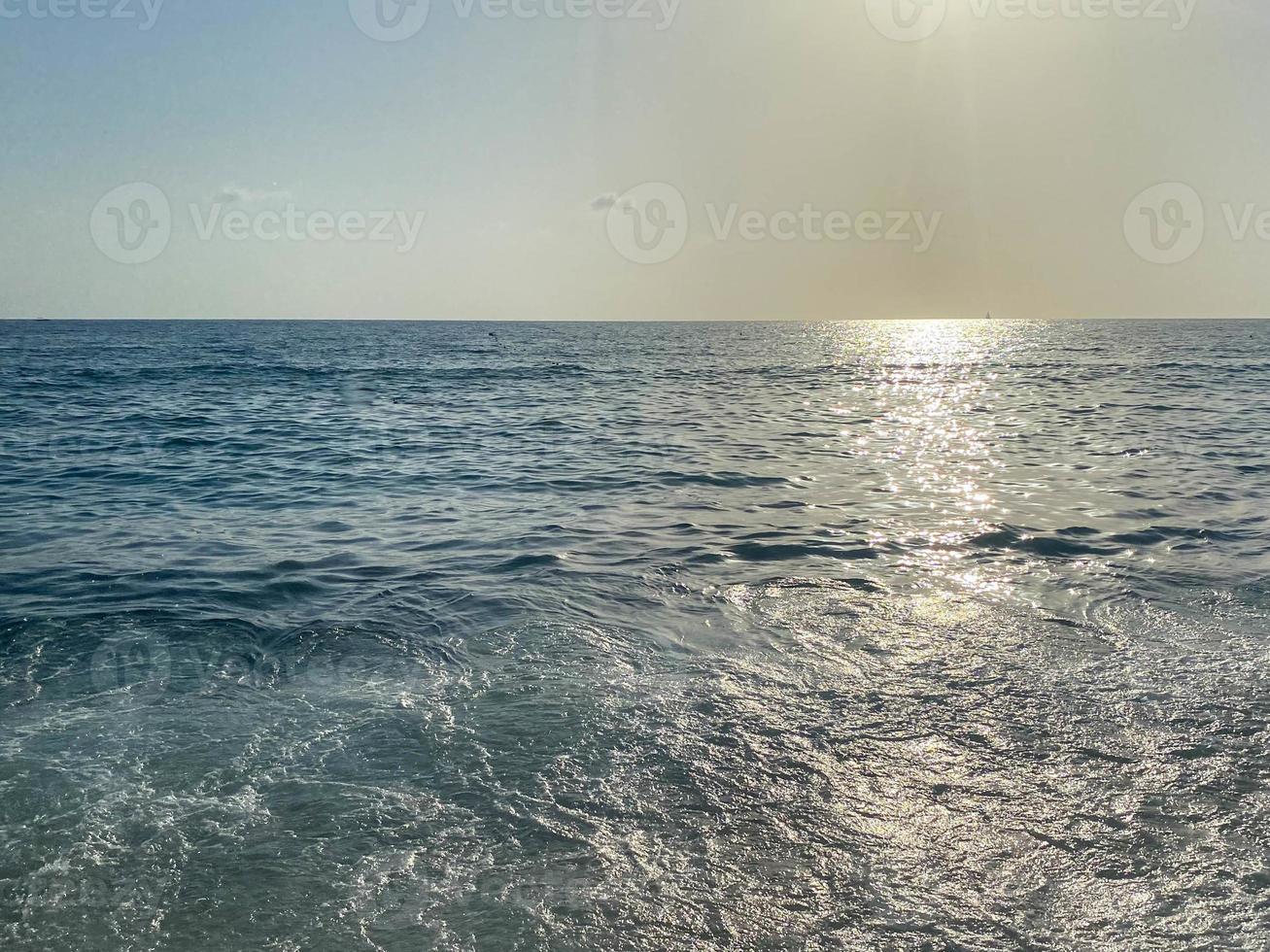 vågor, stänk av vatten på de strand på de hav på semester i en turist värma östra tropisk Land sydlig paradis tillflykt på semester. de bakgrund foto