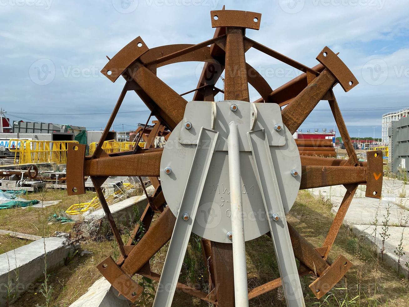 en stor industriell mixer för en kemisk växt eller ett utomhus brytning och bearbetning växt för lagring material och industriell Utrustning foto