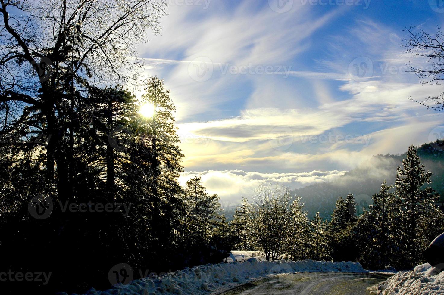vinter- solnedgång i de bergen av idyllvild ovan de moln. foto