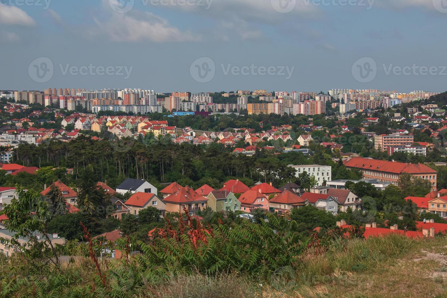 se av de stad av nitra i slovakia från kalvaria berg foto