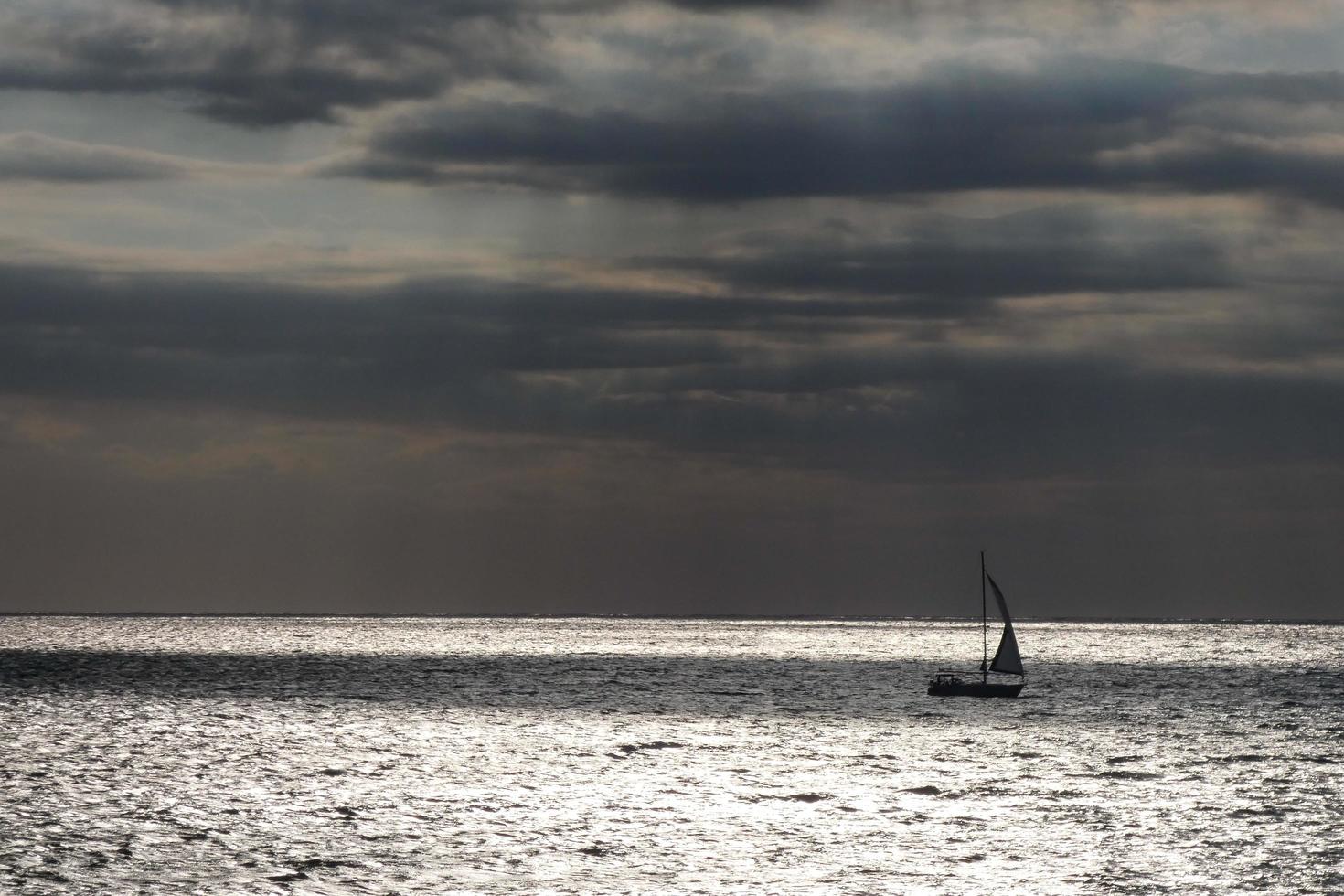 segelbåt segling i de medelhavs hav, lugna vattnen foto