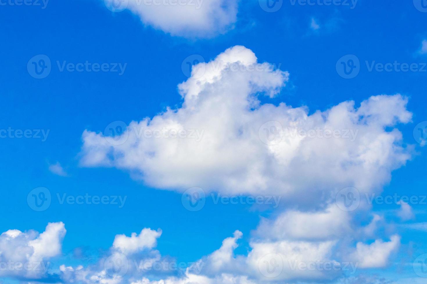 blå himmel med vackra moln på solig dag i Mexiko. foto