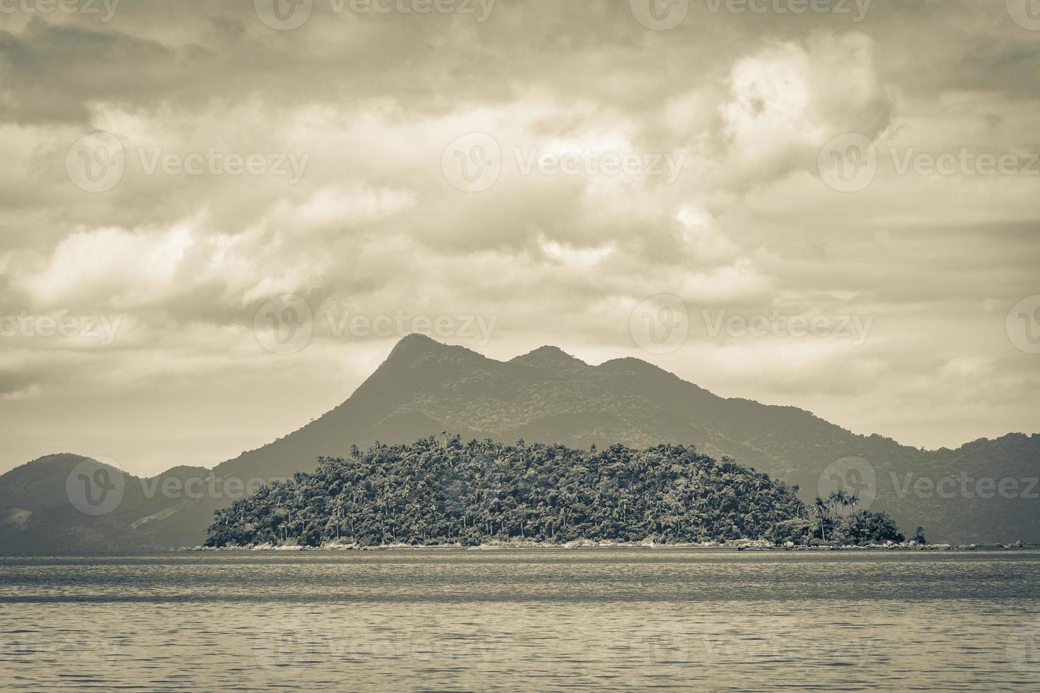 mangrove- och pouso -strand på den tropiska ön ilha grande brazil. foto