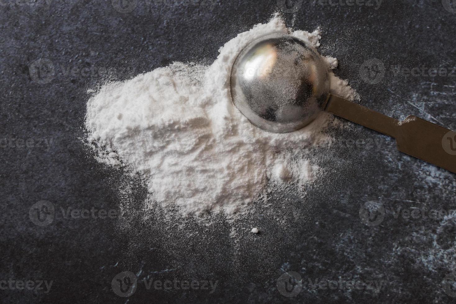 bakning soda spillts från en tesked foto