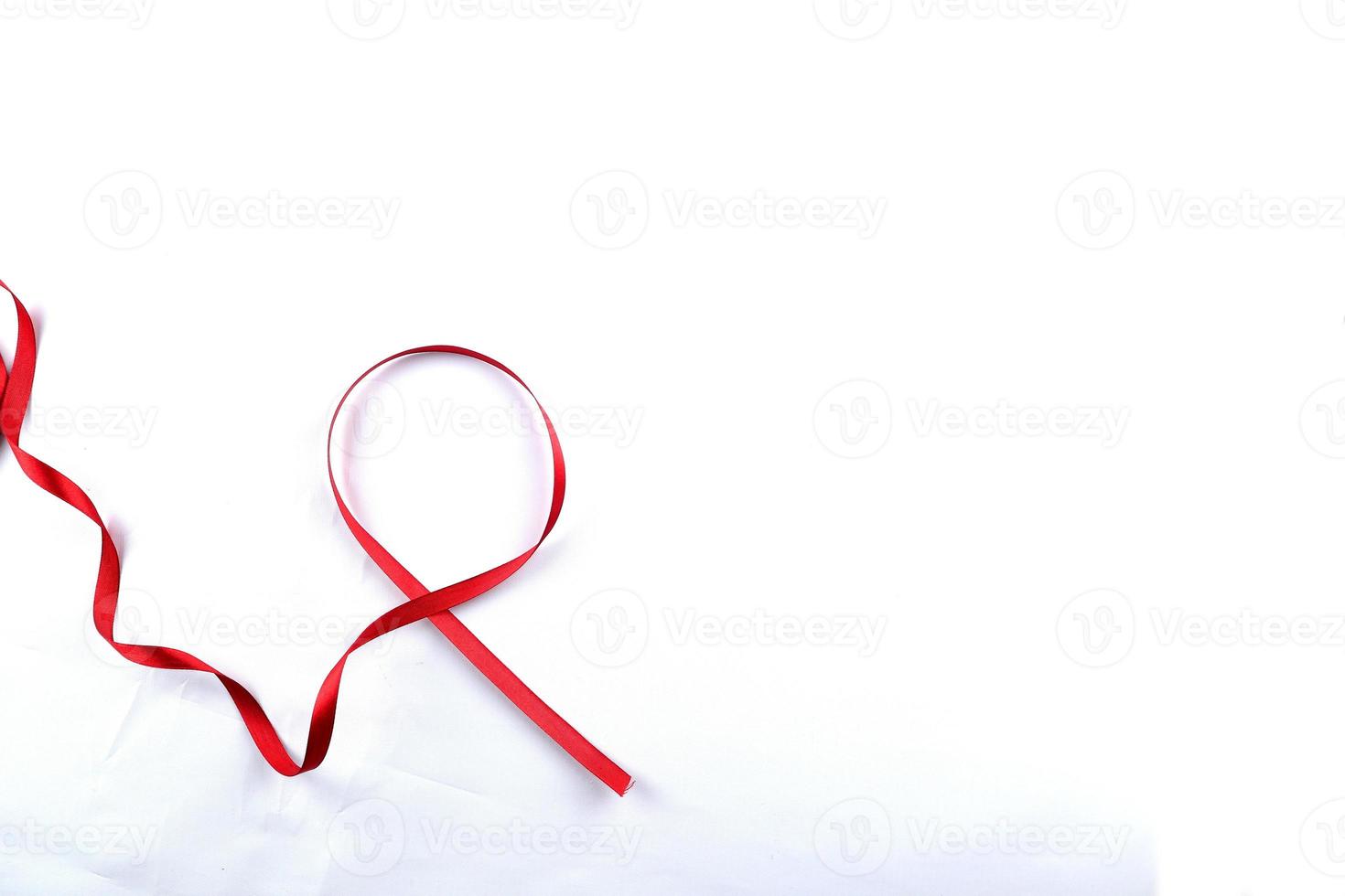 röd Stöd band isolerat på vit bakgrund. värld AIDS dag och nationell HIV AIDS och åldring medvetenhet månad med röd band. copy område foto