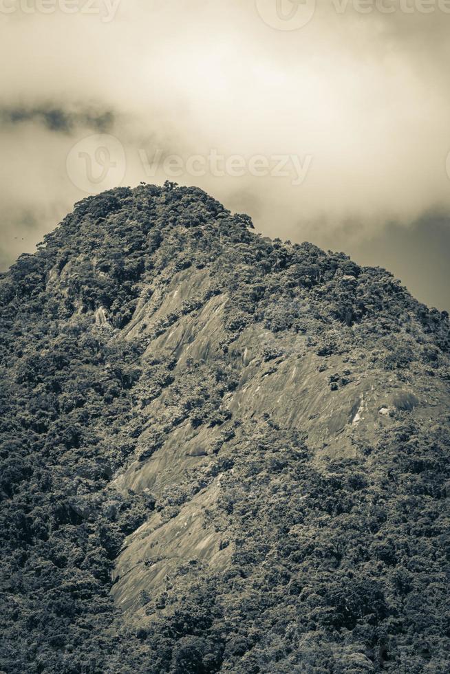 abraao mountain pico do papagaio med moln. ilha grande brasilien. foto