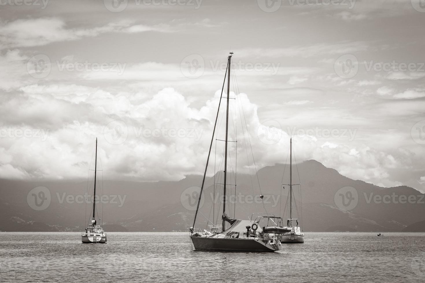 båtar fartyg och båtturer abraao beach ilha grande brasilien. foto