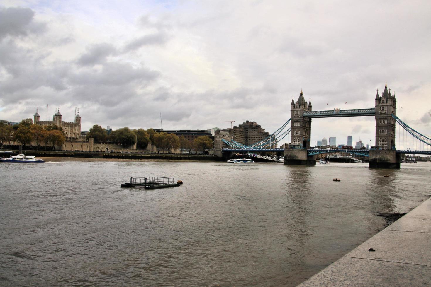 London i de Storbritannien i juni 2022. en se av torn bro foto