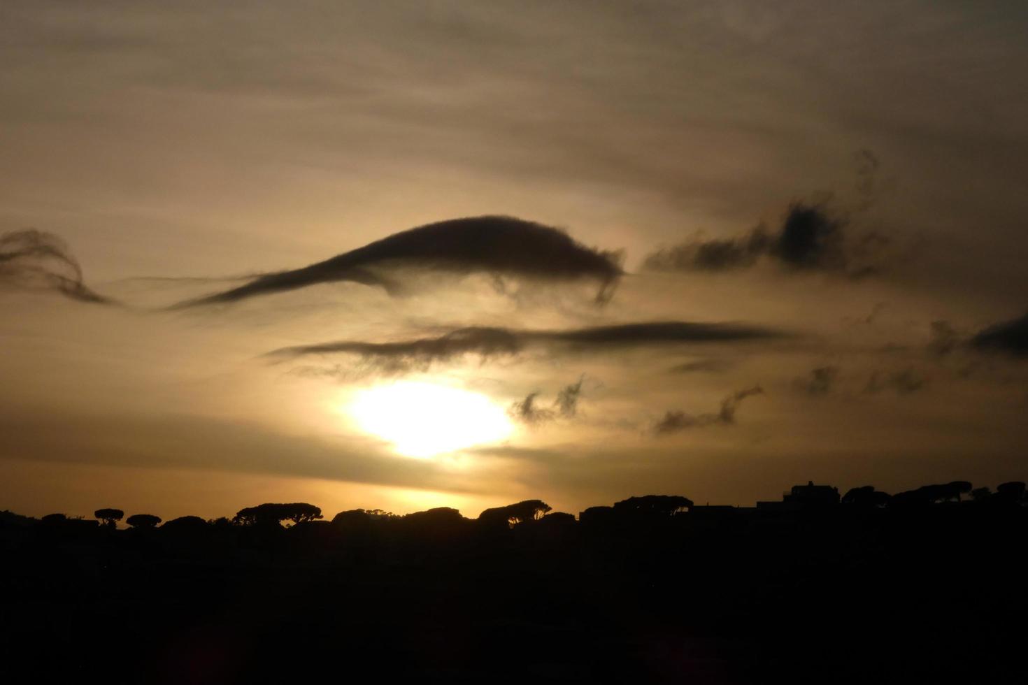 spridd moln i de himmel indikerar en förändra i väder. foto