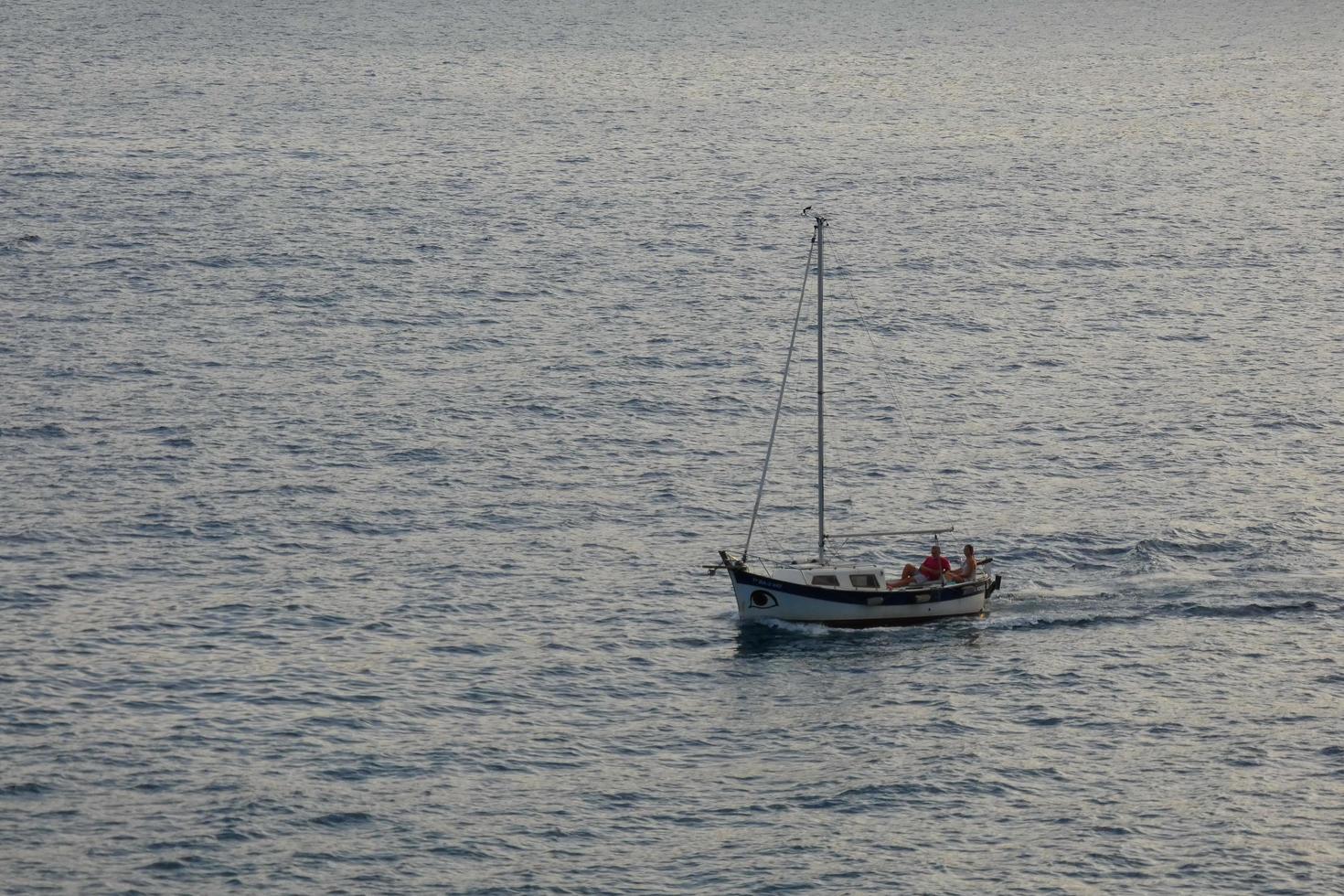 segelbåt segling i de medelhavs hav, lugna vattnen foto