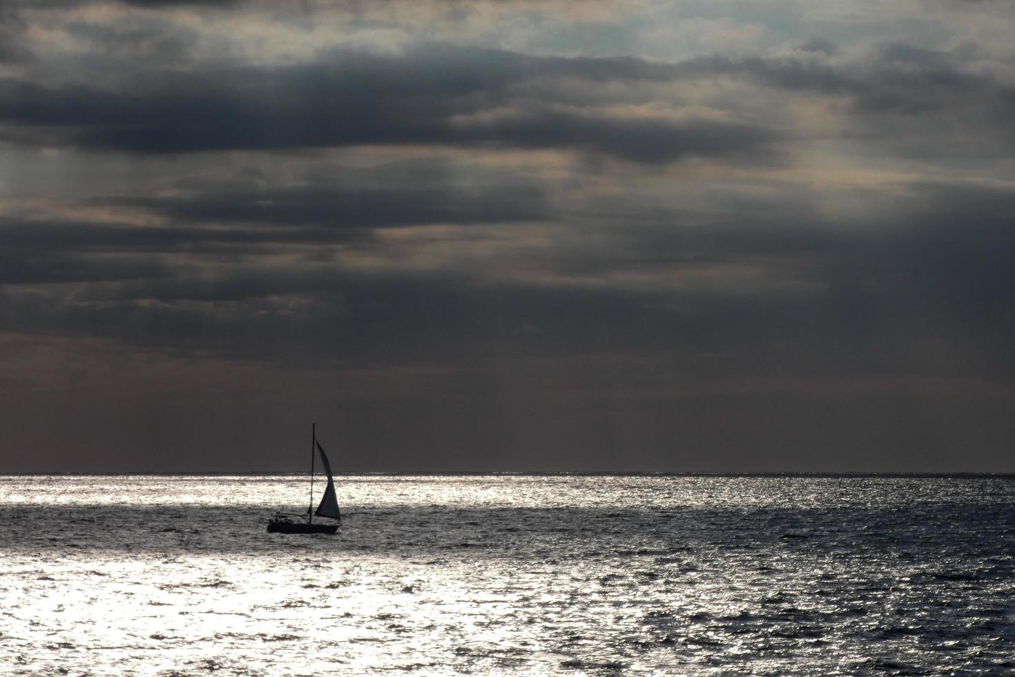 segelbåt segling i de medelhavs hav, lugna vattnen foto