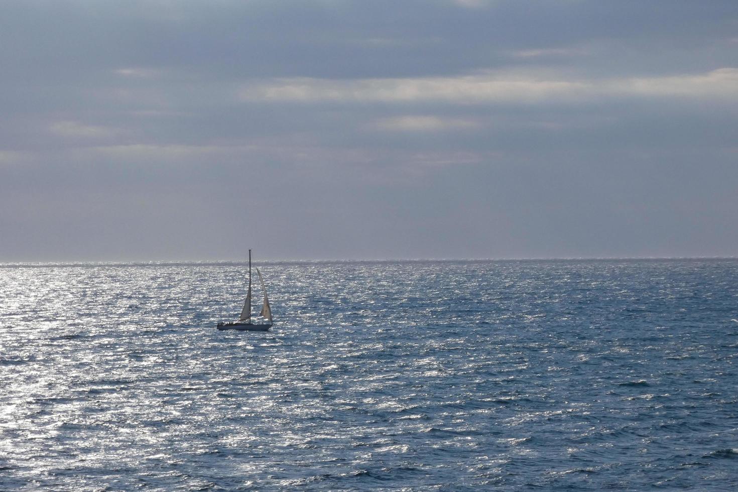 segelbåt segling i de medelhavs hav, lugna vattnen foto