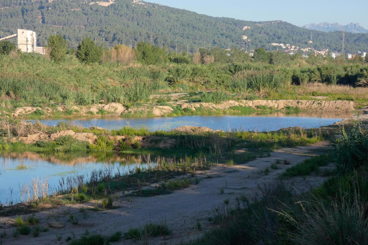 lobregat flod och intilliggande vägar i de baix lobregat område mycket stänga till de stad av barcelona. foto