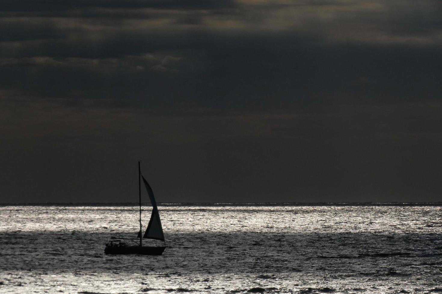 segelbåt segling i de medelhavs hav, lugna vattnen foto