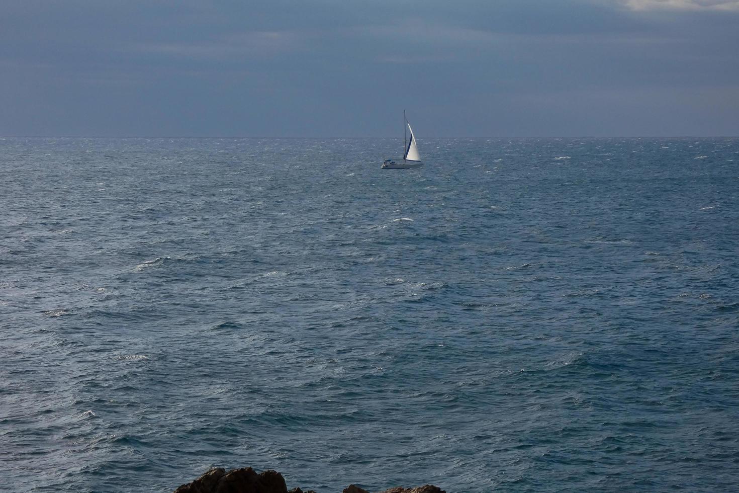 segelbåt segling i de medelhavs hav, lugna vattnen foto