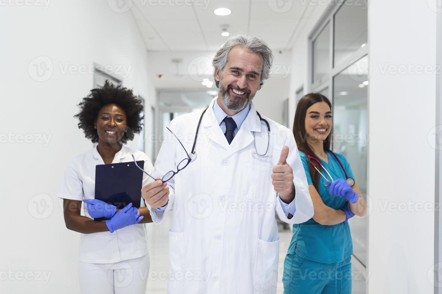 internationell läkare team. sjukhus medicinsk personal. blandad lopp svart och caucasian läkare och sjuksköterska möte. klinik personal bär scrubs och stetoskop. coronavirus utbrott. foto