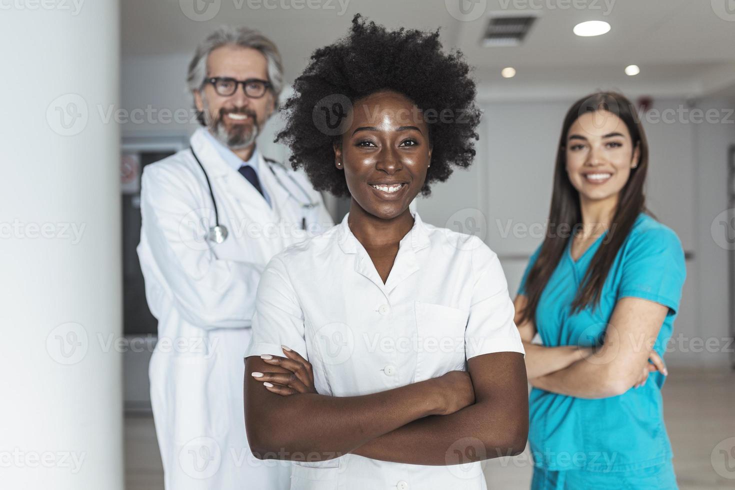 leende medicinsk team stående tillsammans en sjukhus, yrke, människor och medicin begrepp - grupp av Lycklig doktorer på sjukhus foto