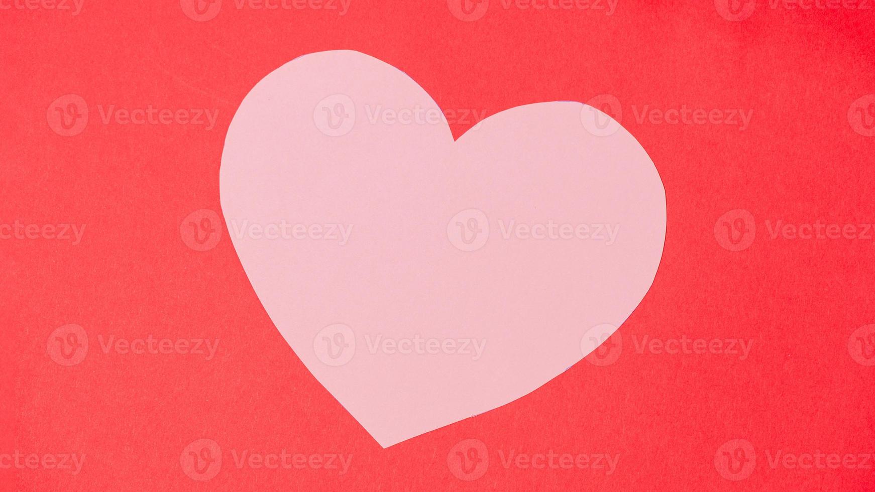 form av hjärta på röd papper bakgrund. foto
