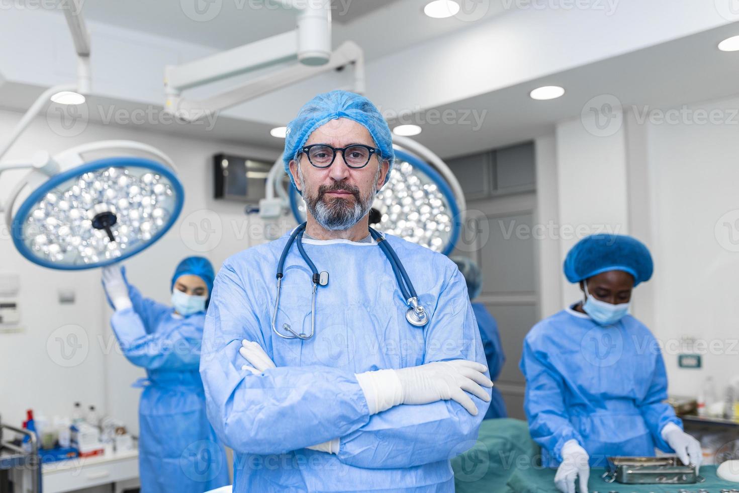 porträtt av manlig kirurg i drift teater ser på kamera. läkare i scrubs och medicinsk mask i modern sjukhus rörelse teater. foto