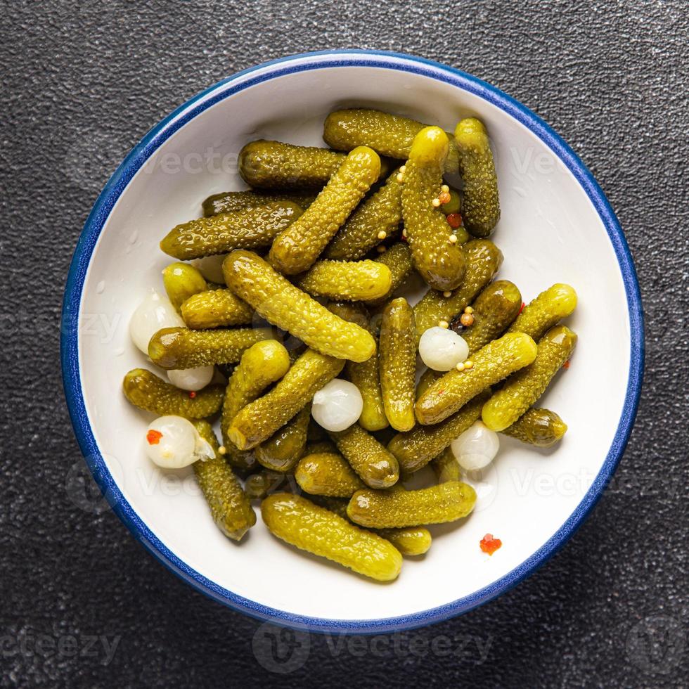 gurka gurkor inlagd gurka vegetabiliska måltid mat mellanmål på de tabell kopia Plats mat bakgrund foto