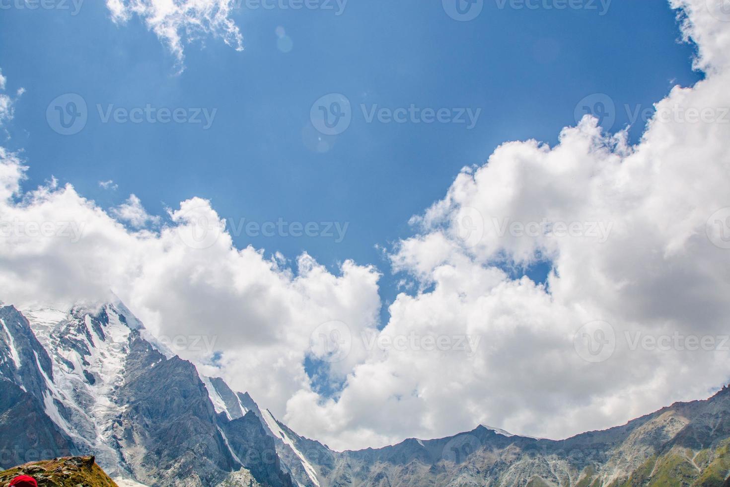 fe- ängar nanga parbat blå himmel moln skön landskap bergen se foto