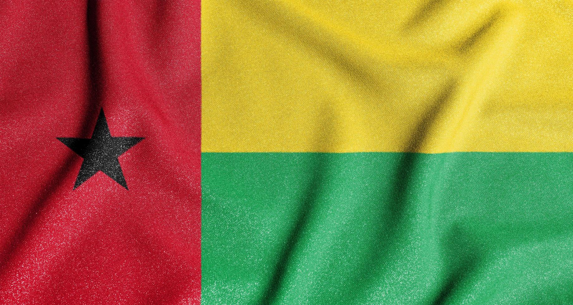nationell flagga av de guinea-bissau. de huvud symbol av ett oberoende Land. flagga av guinea-bissau. foto