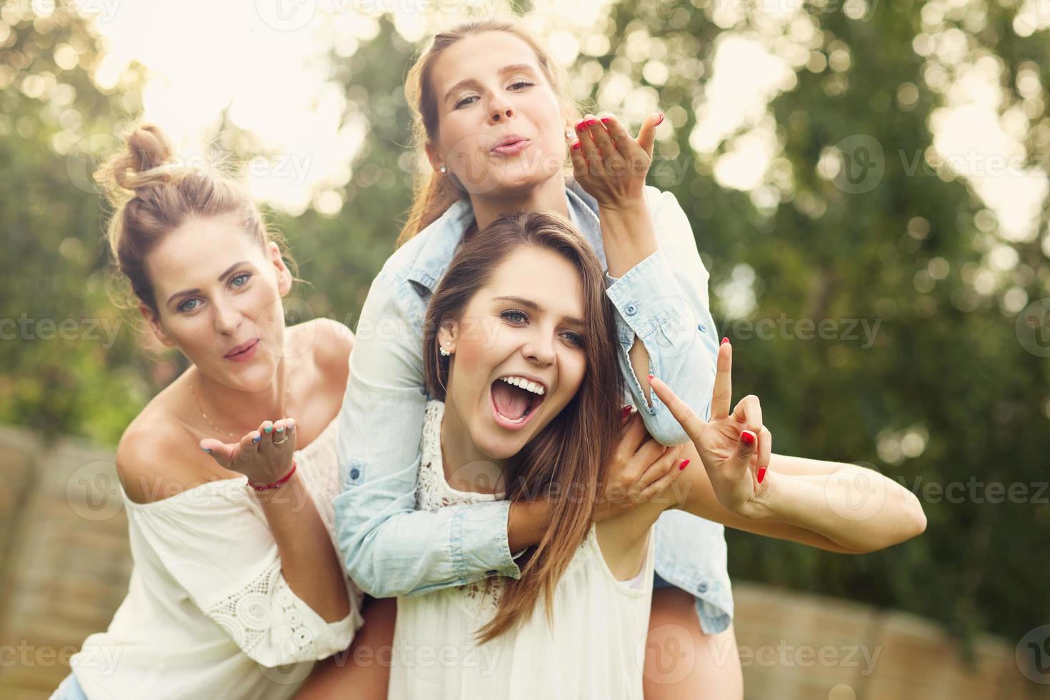 Lycklig grupp av kvinnor utomhus foto