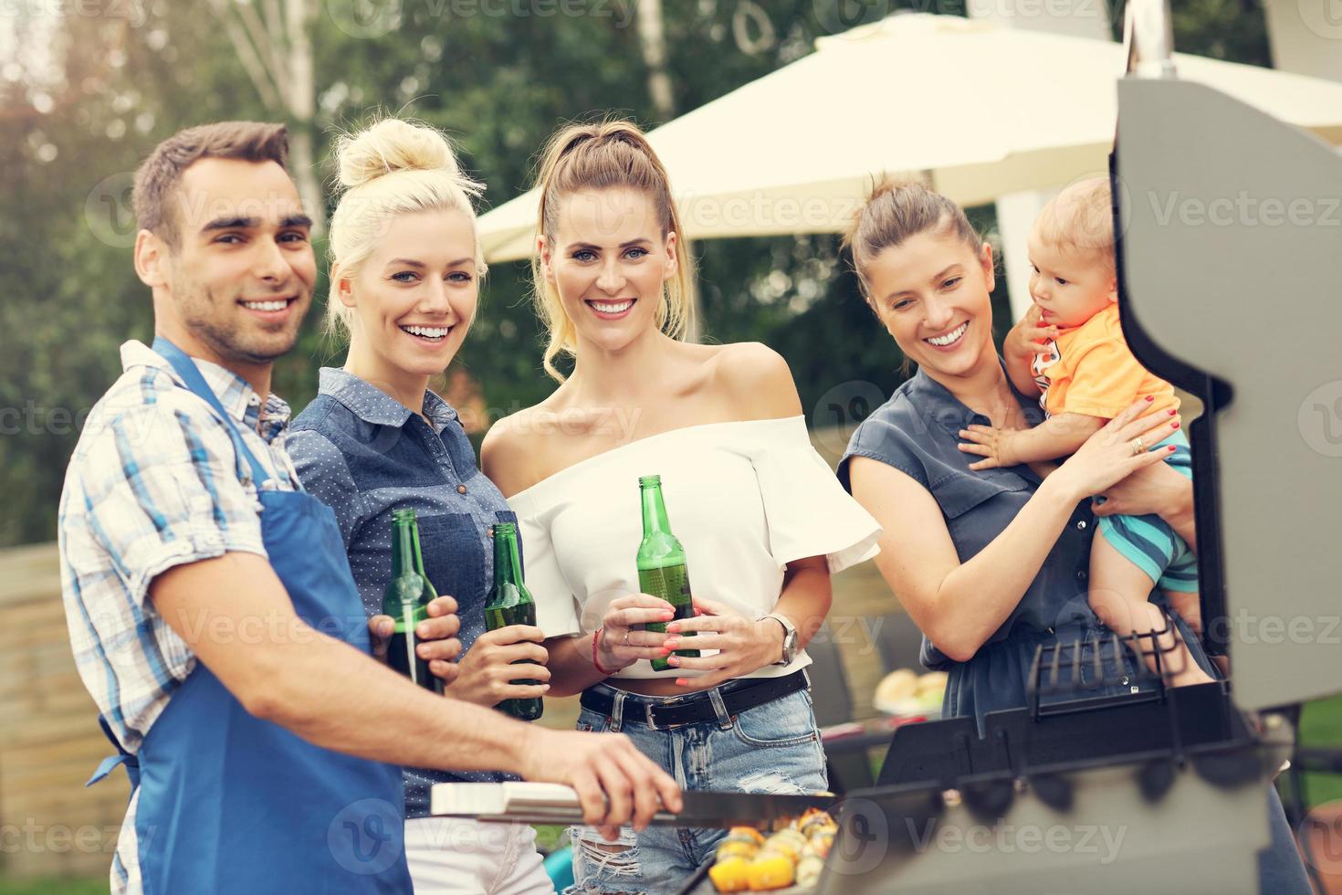 grupp av vänner har utegrill fest foto