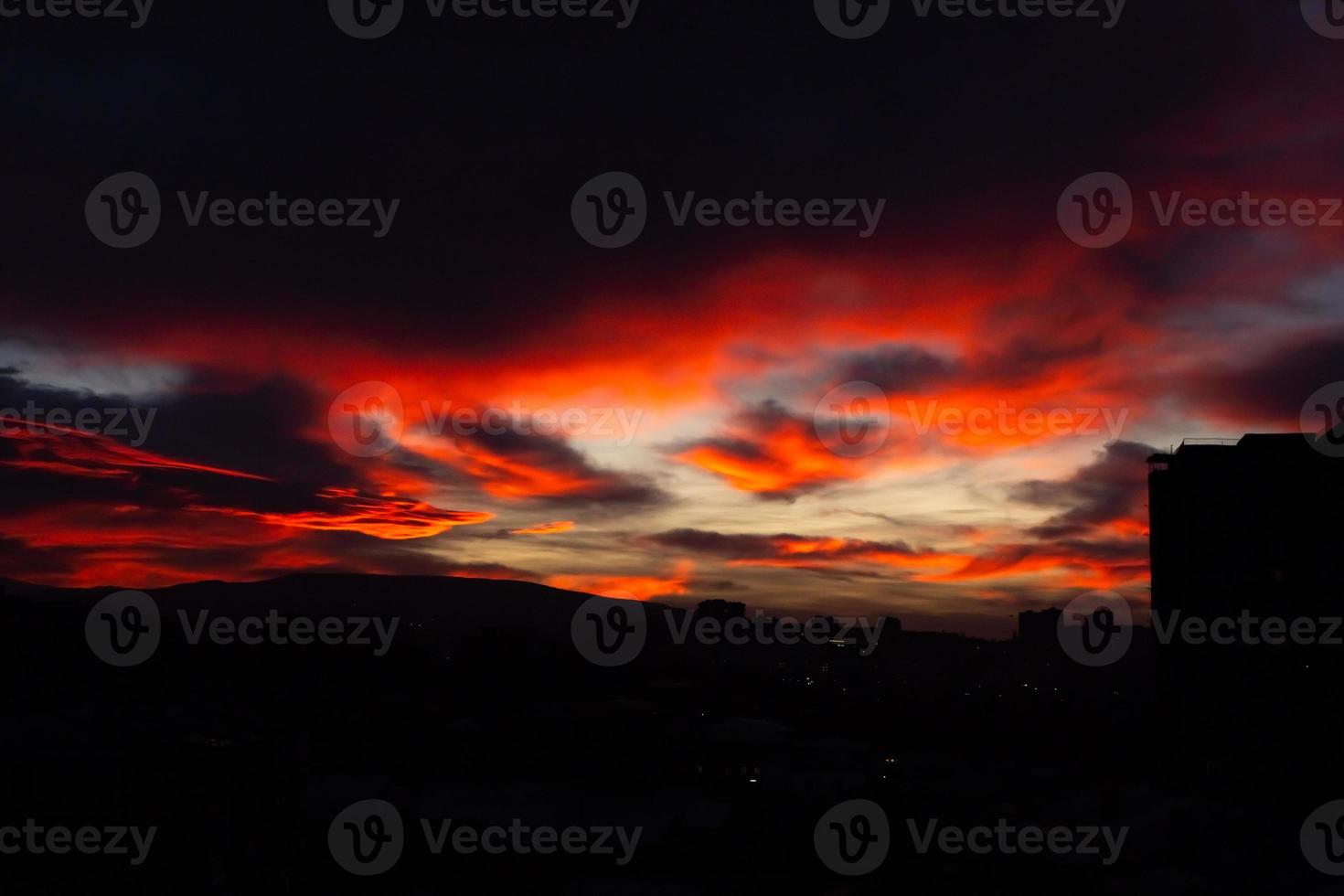 skön soluppgång röd gul moln foto