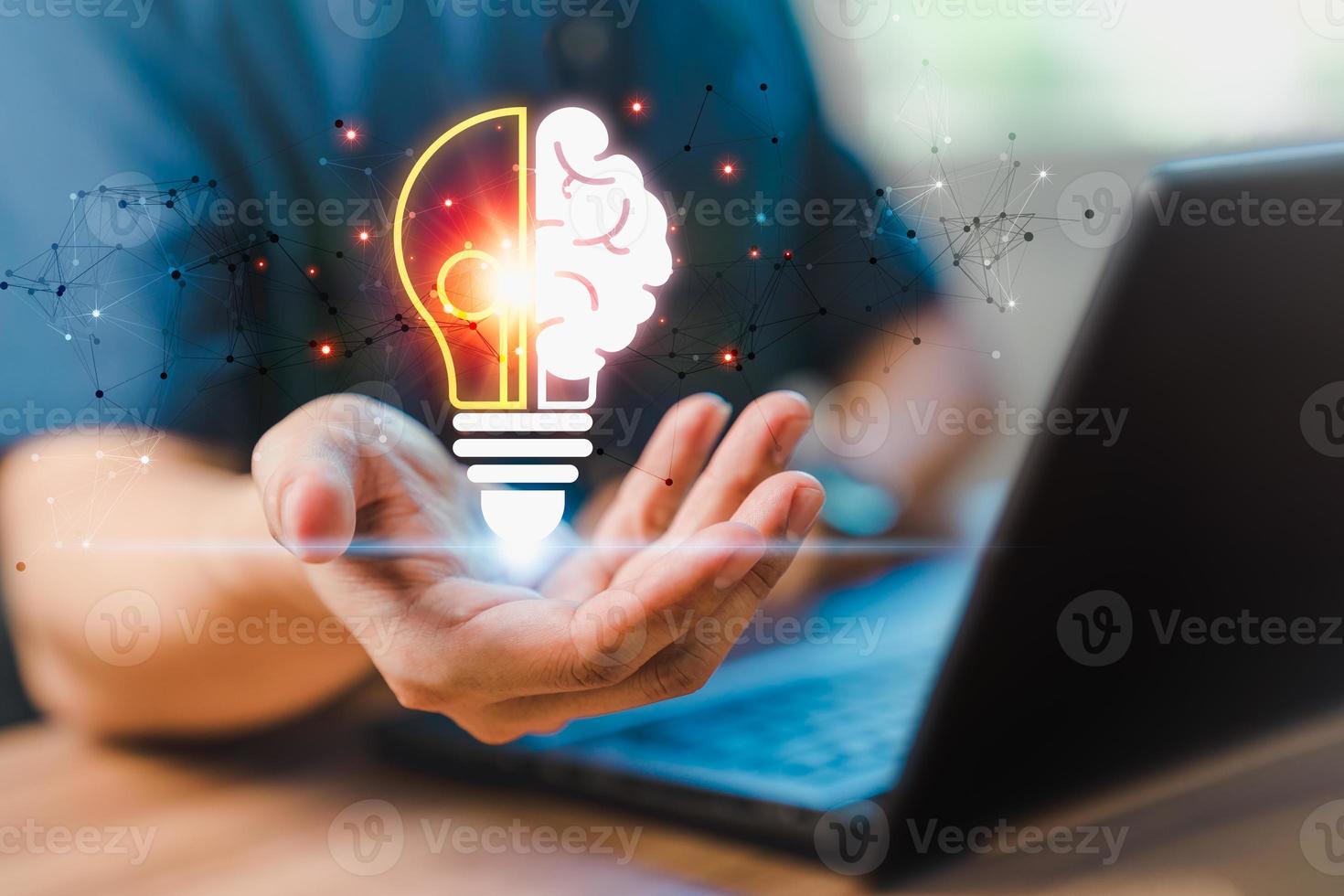 man innehav abstrakt ljus Glödlampa ikon medan arbetssätt på dator tänkande och skapa ny idéer, med teknologisk innovation och kreativitet idéer inspirerad förbi uppkopplad teknologi innovation. foto