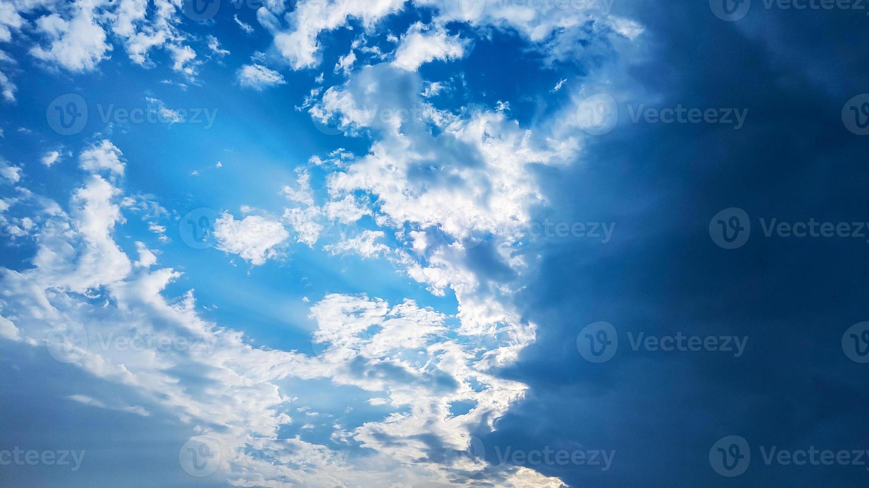 naturskönt skott av vackert molnlandskap mot den blå himlen foto