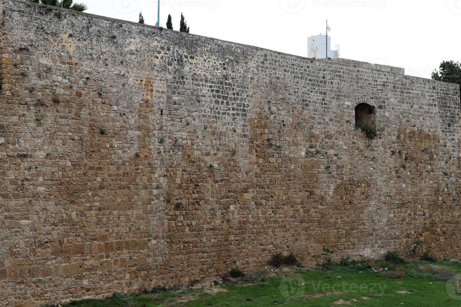 sten vägg av ett gammal fästning på de havsstrand i israel. foto
