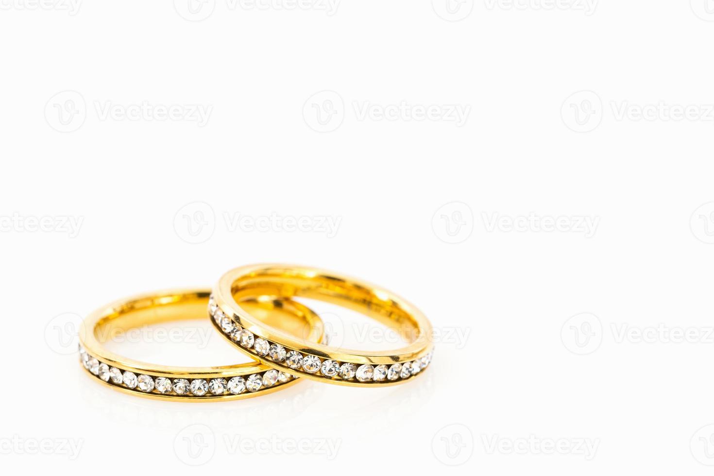 guld bröllop ringar på vit bakgrund foto