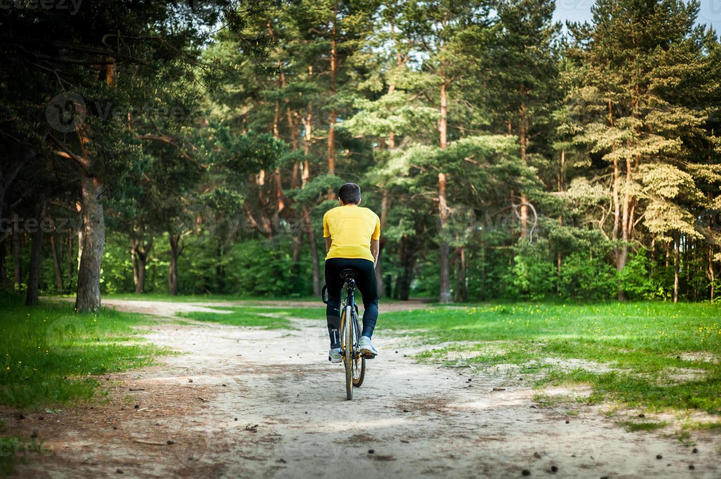 porträtt av en ung man som rör sig på en cykel. foto