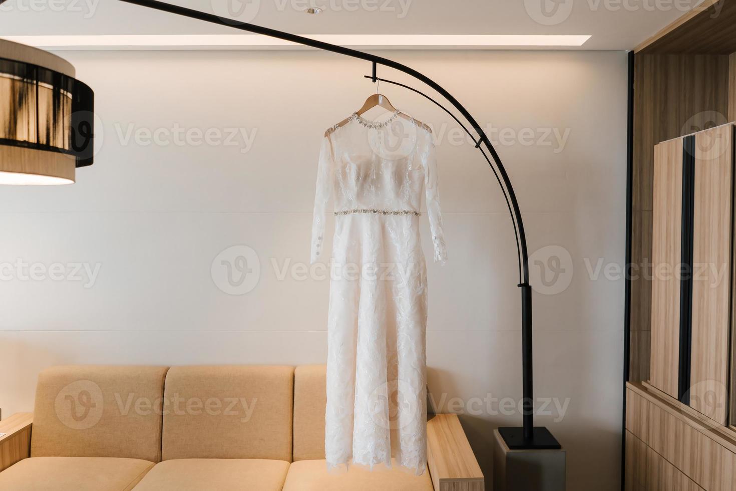 vit klänning eller bröllop klänning hängande som en förberedelse för bröllop. foto