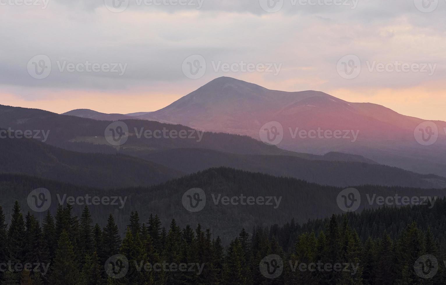 majestätisk karpater berg. skön landskap av oberörd natur foto