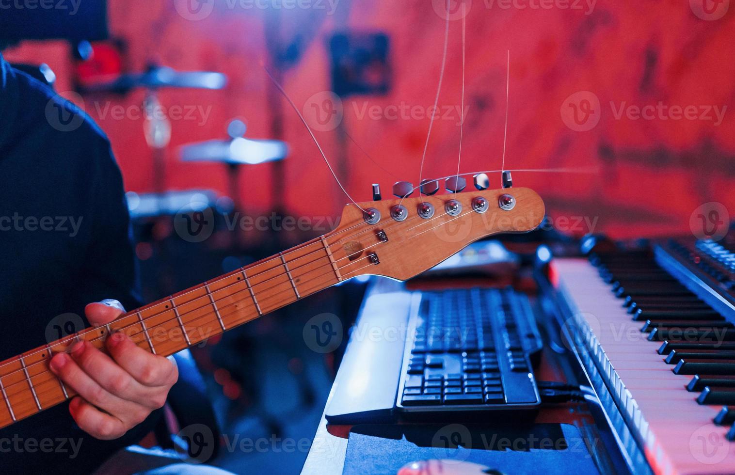 gitarr spelare ha inspelning session inomhus i de studio foto