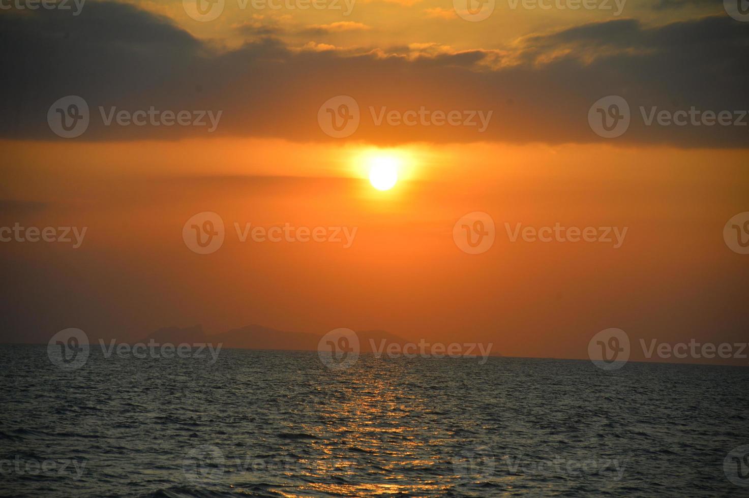 solnedgång över havet foto