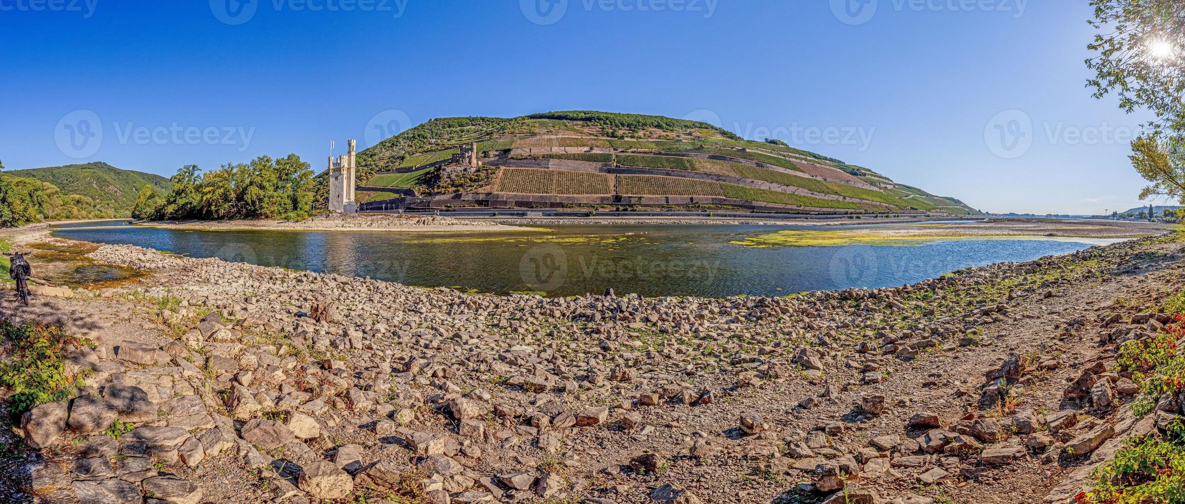 panorama- se över de Rhen med bingen mus torn på vatten spela in låg foto