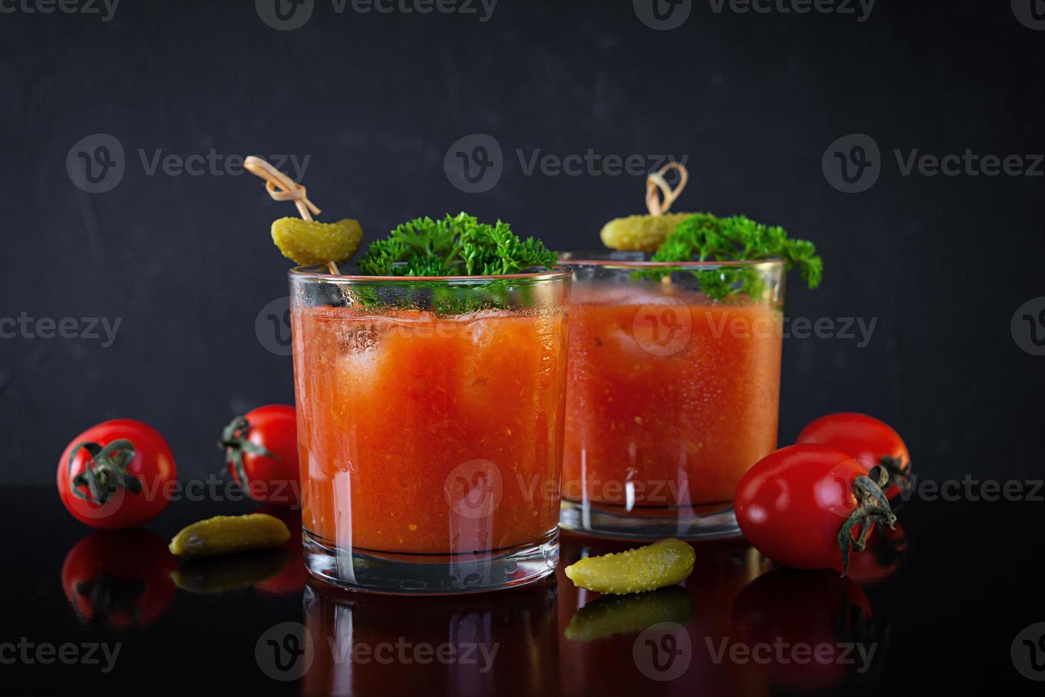 alkohol cocktail blodig mary på mörk bakgrund. klassisk cocktail med tomat juice och vodka foto