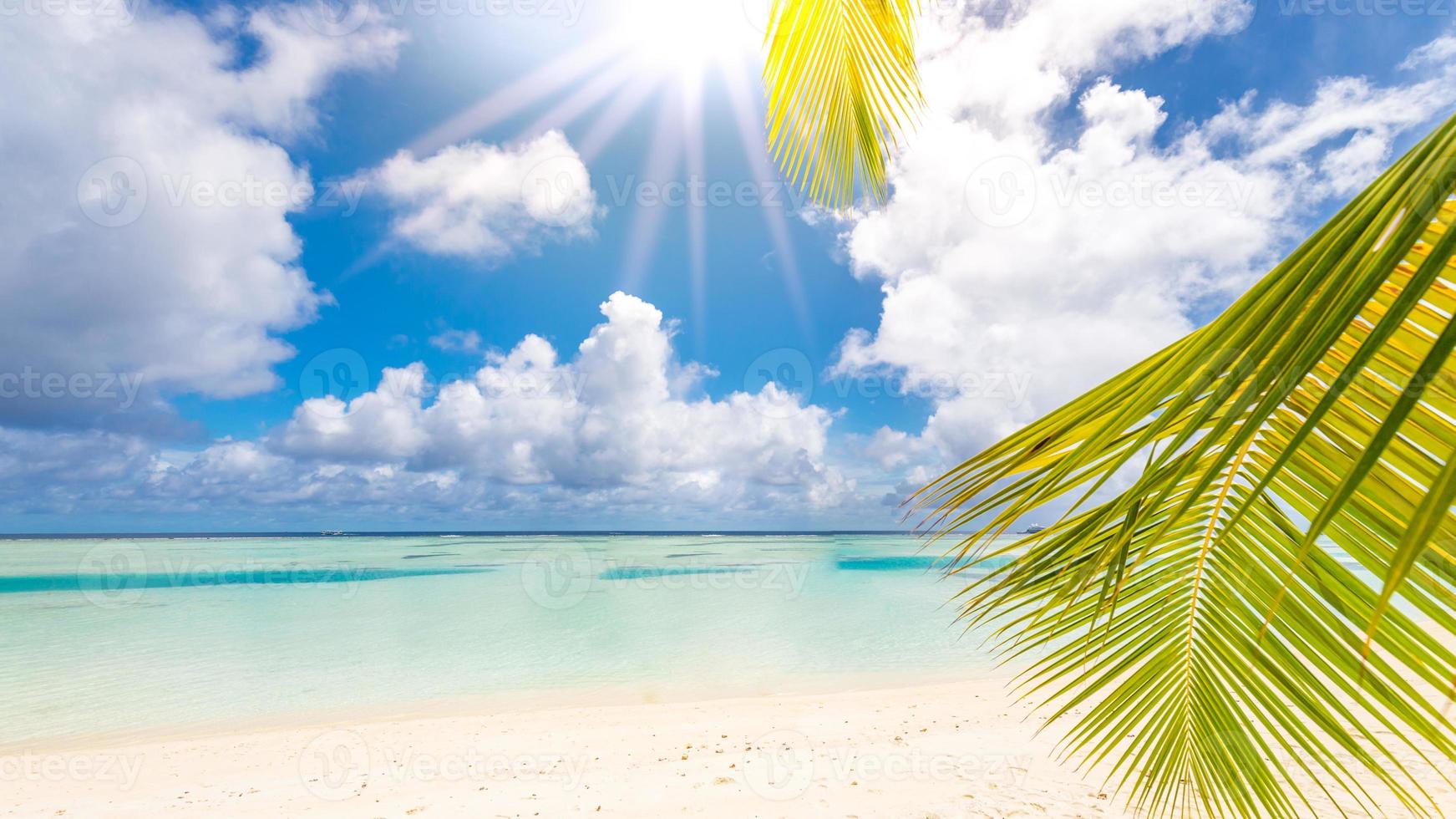 majestätisk dröm resa, tropisk ö Strand, handflatan löv och solig Strand. blå hav himmel moln med Sol strålar. Fantastisk semester strand landskap foto