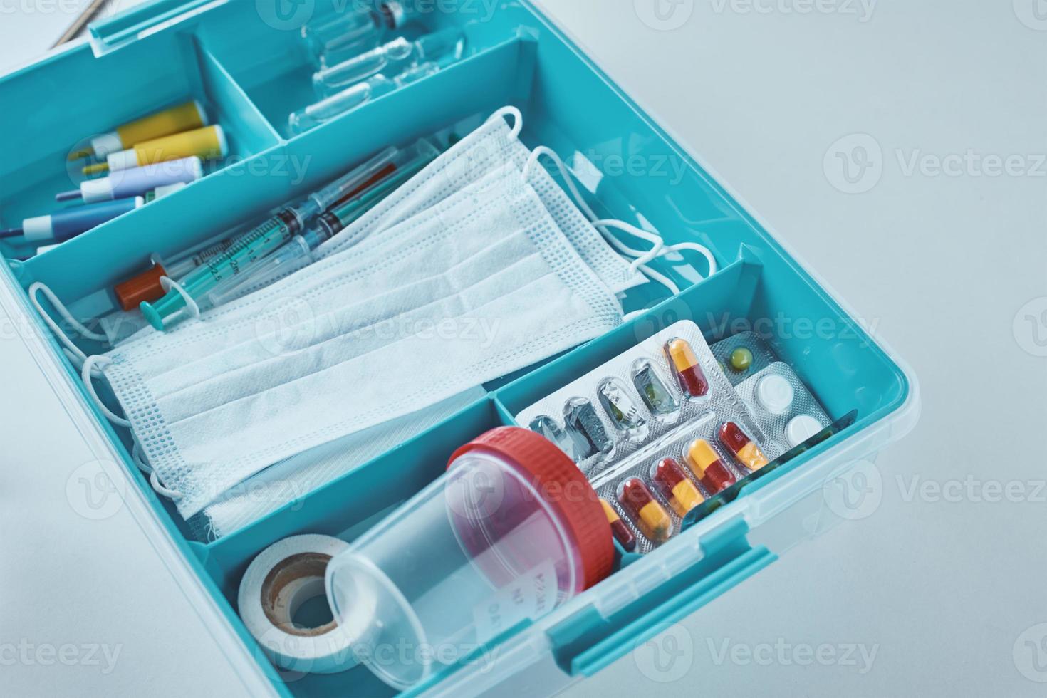 Hem medicin låda med en medicinsk objekt foto