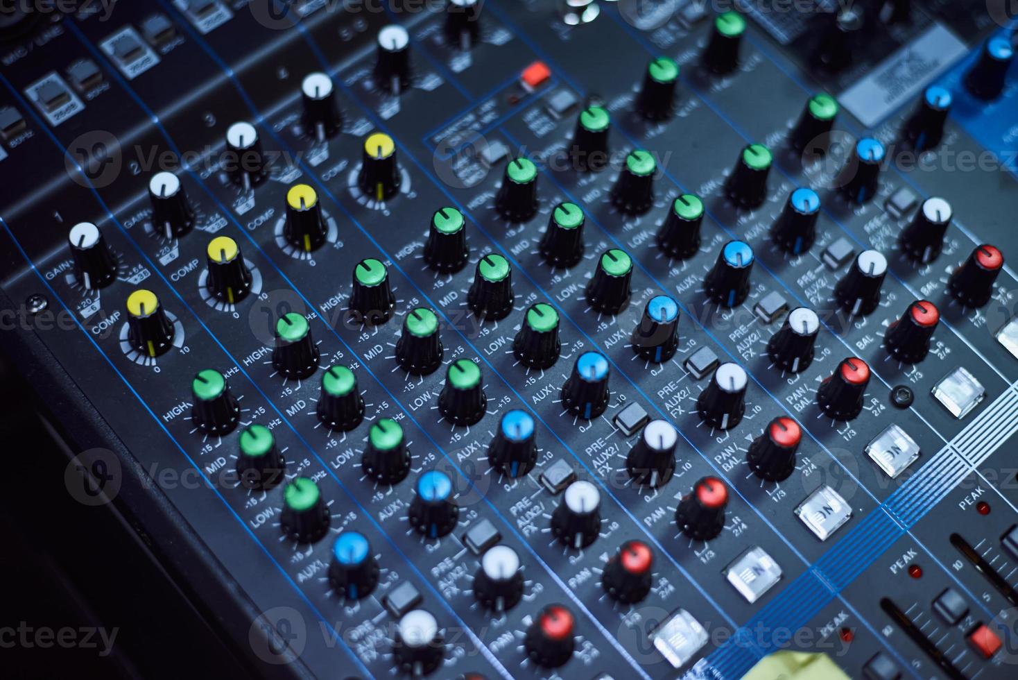 audio musik mixer trösta på en svart bakgrund. ljud studio blandning skrivbord foto