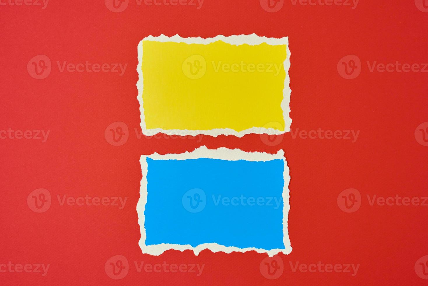 två rev papper trasig kant ark på en röd bakgrund. foto